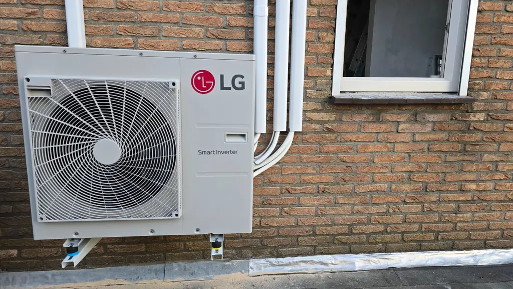 Airco-buitenunit van LG aan een gevel, geplaatst door Groenere Woning