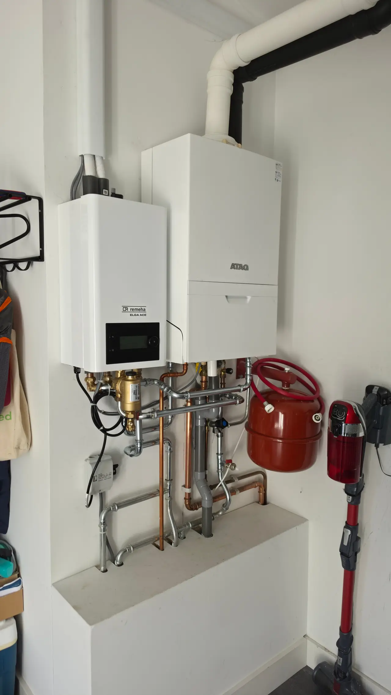 Binnenunit van een hybride warmtepomp naast de cv-ketel