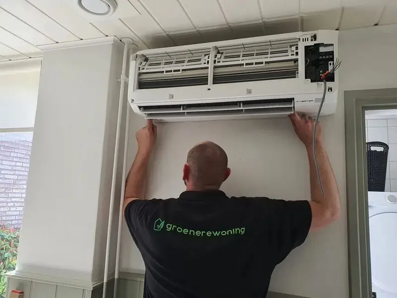 Monteur van Groenere Woning monteert een airco