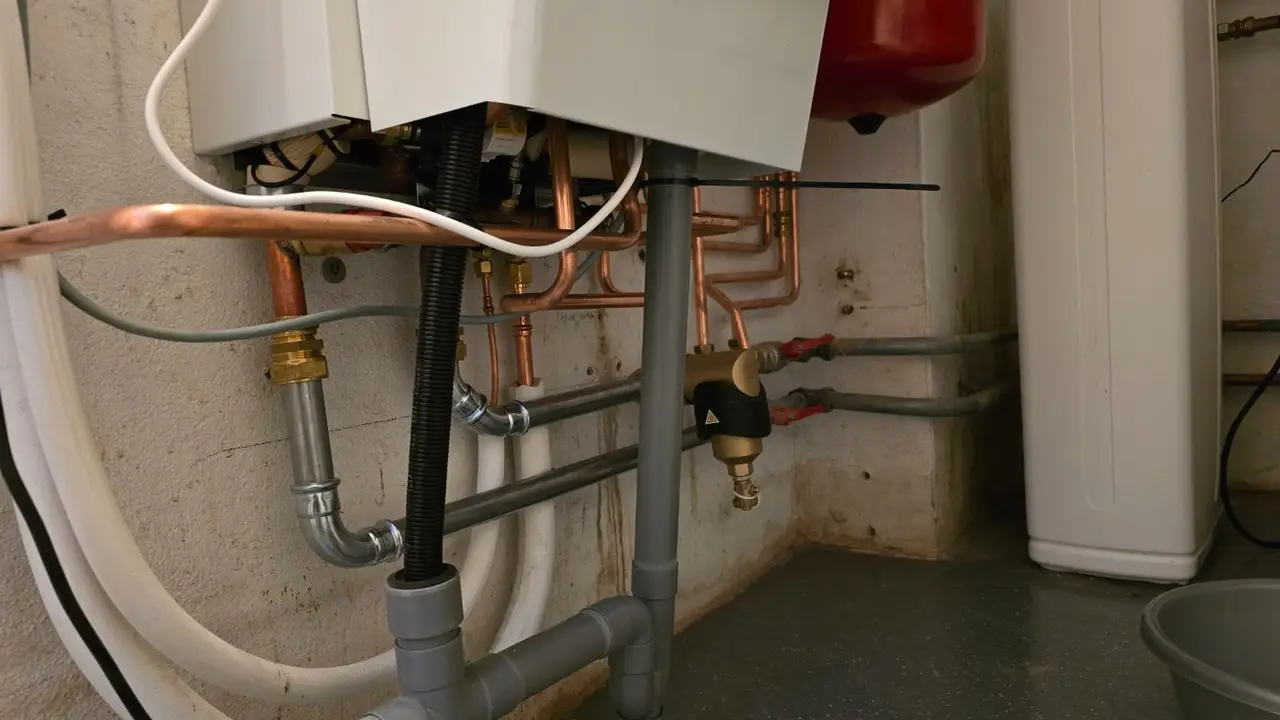 Warmtepomp met boilervat in de berging – foto 2 van 2