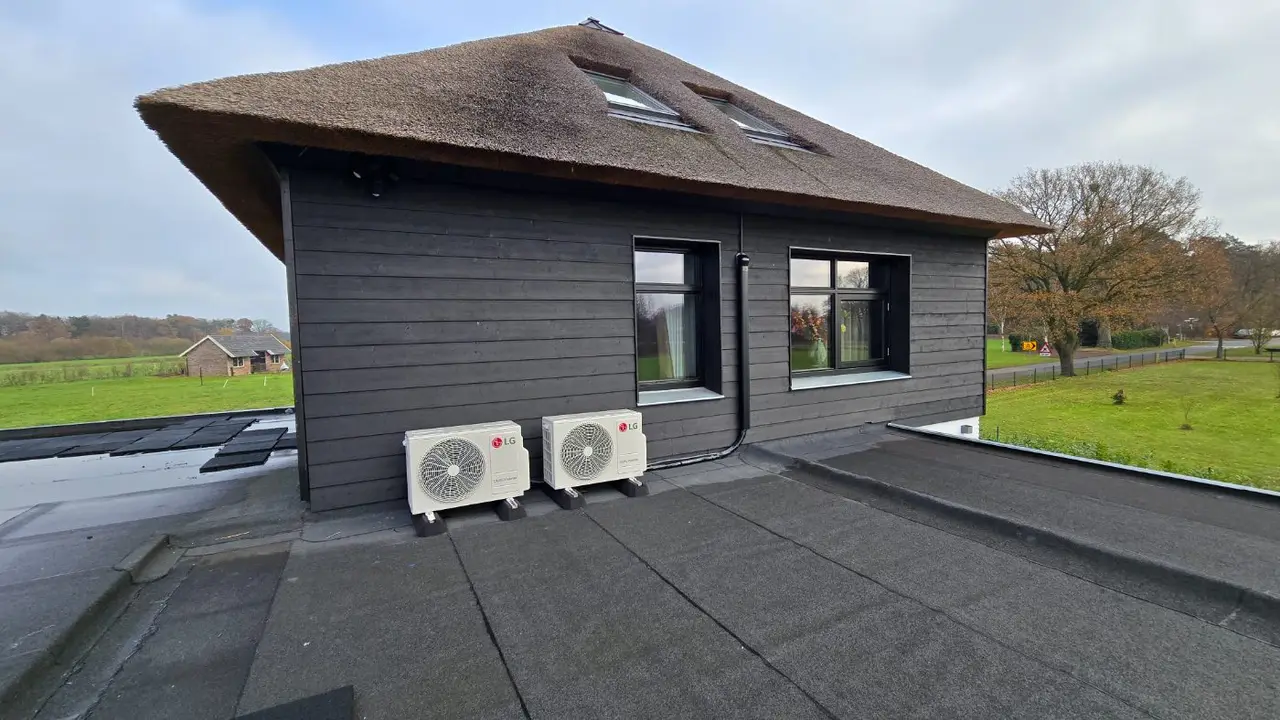 Twee buitenunits op plat dak