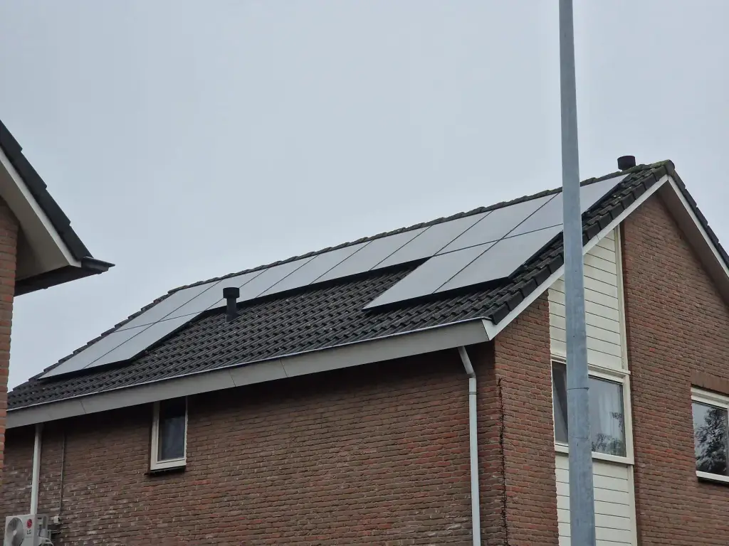 Full-black zonnepanelen op een schuin pannendak, gelegd door Groenere Woning