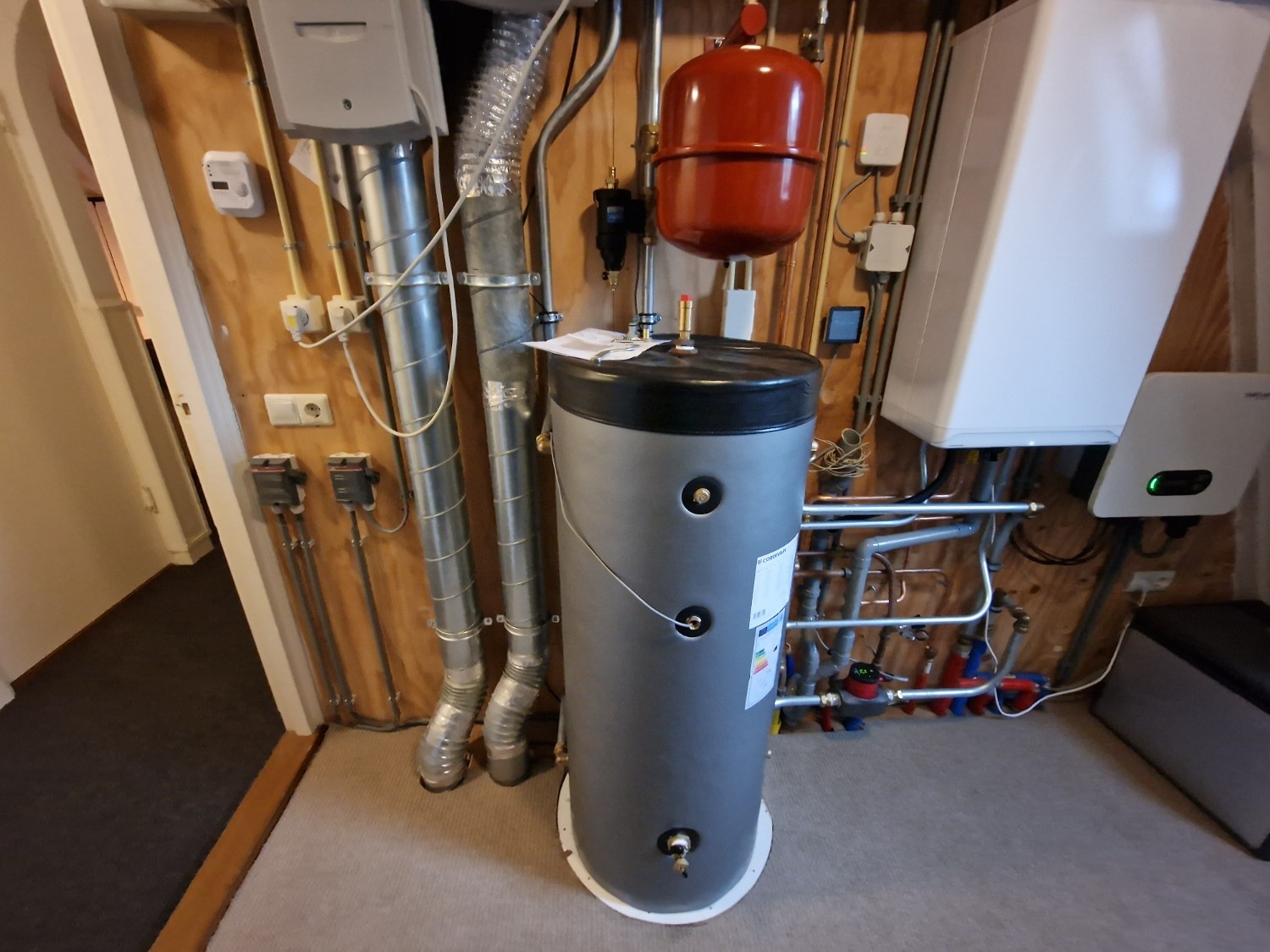 Warmtepomp unit zolder grijs Warmtepomp Almelo