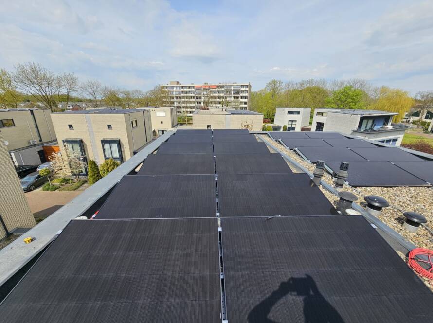 Zonnepanellen installatie plat dak