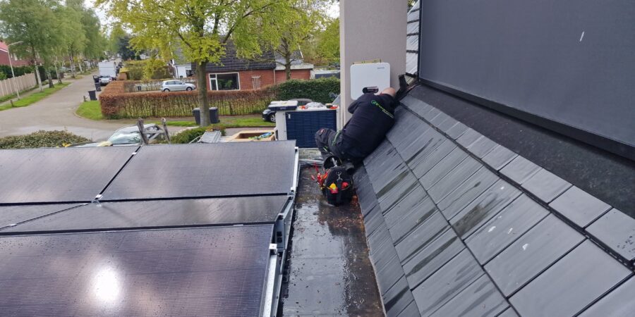 Zonnepanelen op dak - Groenere Woning werkzaamheden door werknemer Zonnepanelen op dak - Groenere Woning werkzaamheden door werknemer