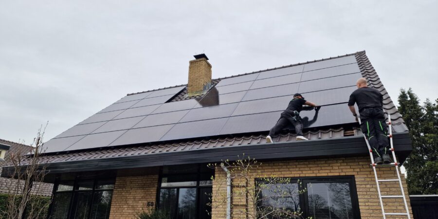 Zonnepanelen op dak - Groenere Woning werkzaamheden door werknemers Zonnepanelen op dak