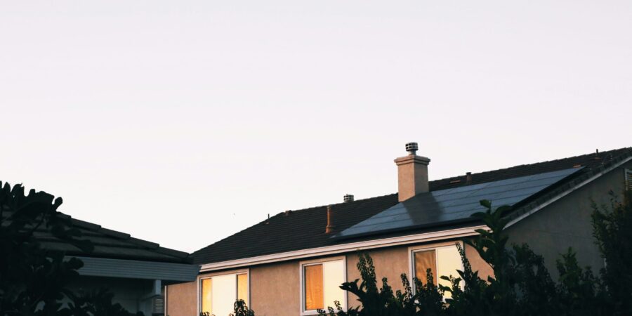 Zonnepanelen op dak bij schemer - Groenere Woning werkzaamheden Zonnepanelen op dak