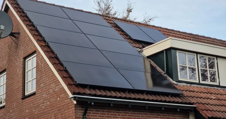 woning met zonnepanelen op dak - vooraanzicht Zonnepanelen: de kosten, werking en terugverdientijd