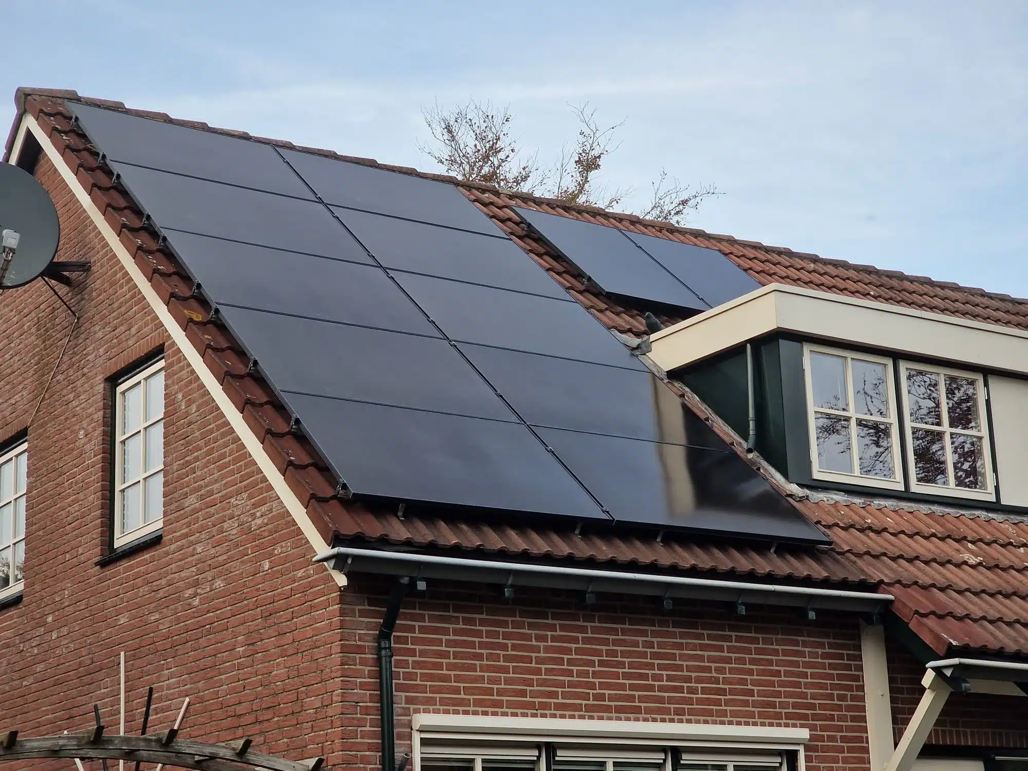 woning met zonnepanelen op dak - vooraanzicht Zonnepanelen kopen